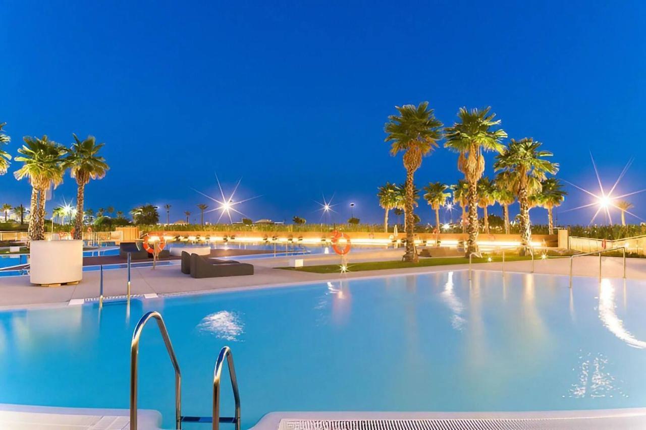 Luxury Complex Beachfront Apartment, Infinity Pool, Sauna, Gym And Large Terrace Torremolinos Eksteriør bilde