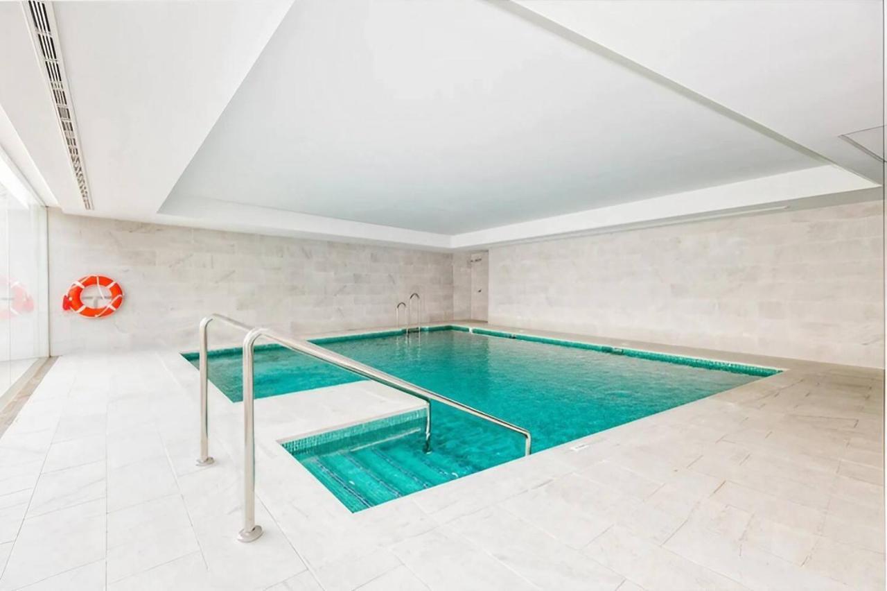 Luxury Complex Beachfront Apartment, Infinity Pool, Sauna, Gym And Large Terrace Torremolinos Eksteriør bilde