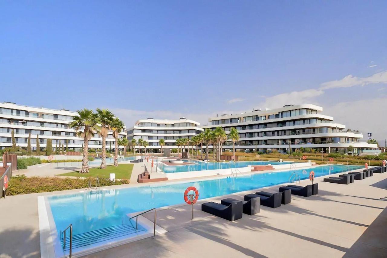 Luxury Complex Beachfront Apartment, Infinity Pool, Sauna, Gym And Large Terrace Torremolinos Eksteriør bilde